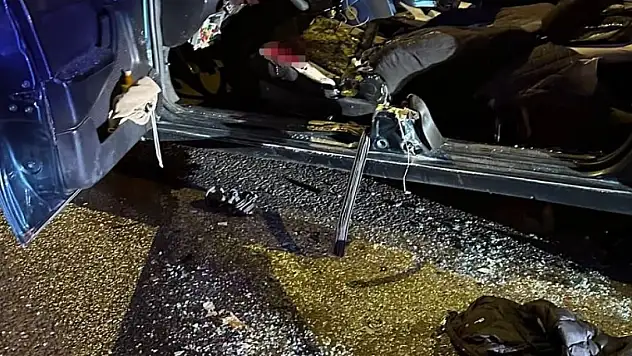 Otomobil çekiciye çarptı: 2 ölü, 1 yaralı