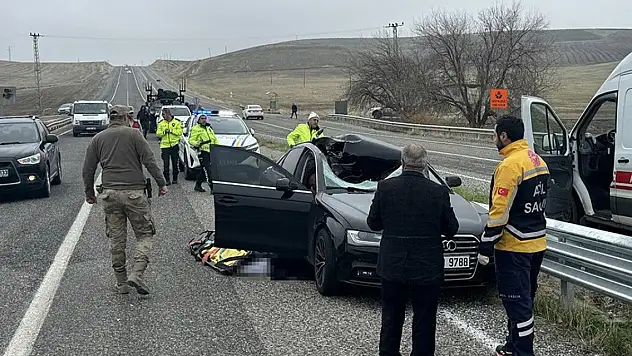 Lastiğin çarptığı yolcu öldü