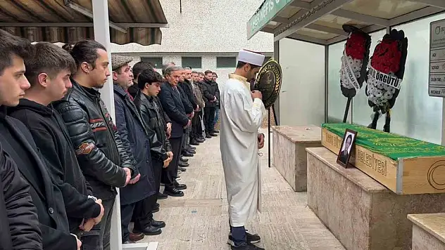 Otomobilin çarptığı genç hayatını kaybetti