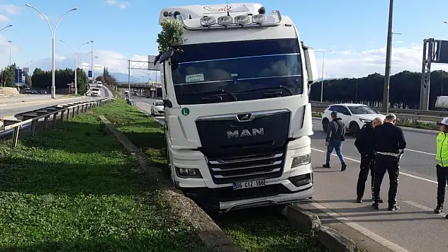 Tanker yol kenarındaki beton bloka çarptı: 1 yaralı