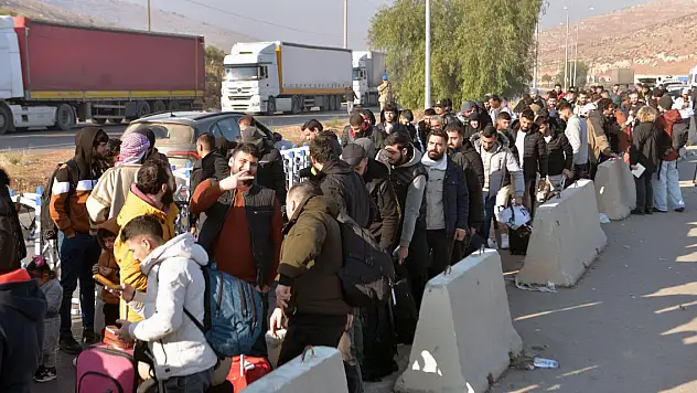 Ülkelerine dönmek isteyen Suriyeliler, Cilvegözü Gümrük Kapısı'nda