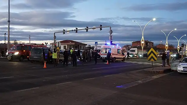 Okul servis minibüsü ile hafif ticari araç çarpıştı: 1'i ağır, 9 kişi yaralandı