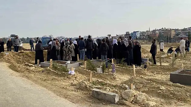 Mersin'de babasının öldürdüğü 8 yaşındaki çocuk toprağa verildi