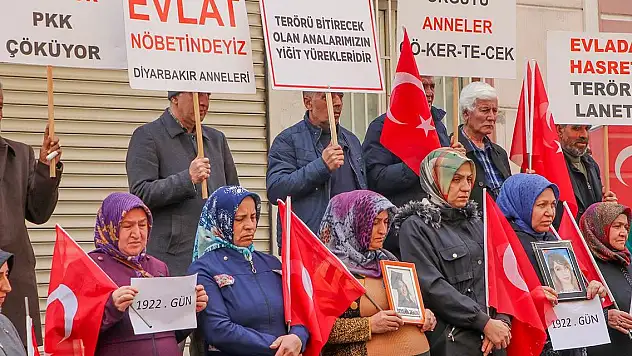 Diyarbakır anneleri evlat nöbetini gece de sürdürecek