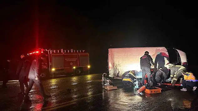 Minibüsün sürücüsü hayatını kaybetti