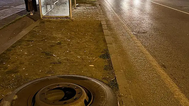 Kamyondan fırlayan teker durakta bekleyen genç kıza çarptı