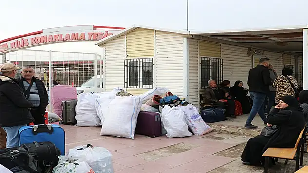 Savaş bitti... Türkiye'deki Suriyeliler ülkelerine dönüyor