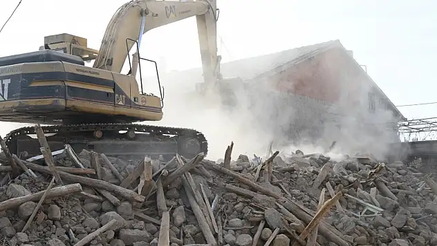 Konya Seydişehir'de metruk binalar yıkılıyor