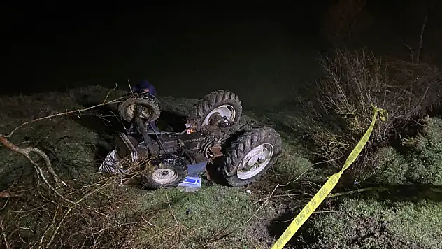 Devrilen traktörün altında kalan sürücü öldü