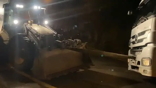 Bartın-Kastamonu Cide karayolunda yağış nedeniyle kayan TIR yolu kapattı