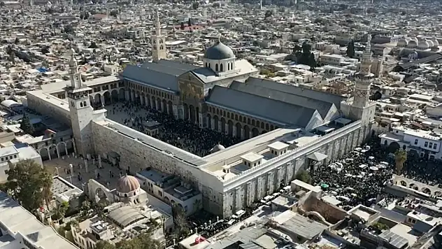 Suriye'de Baas rejiminin devrilmesinin ardından Emevi Camii'nde ilk cuma namazı