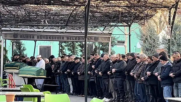 Bursa'da duruşmada öldürülen baba-oğul yan yana toprağa verildi