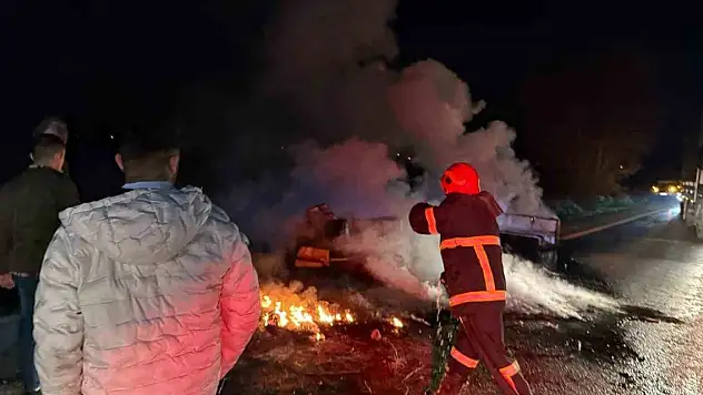Mobilya yüklü kamyonet alev alev yandı