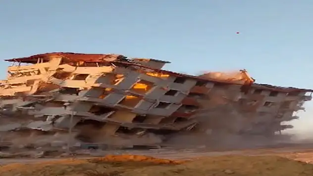 Hatay'da 8 katlı bina yerle bir oldu