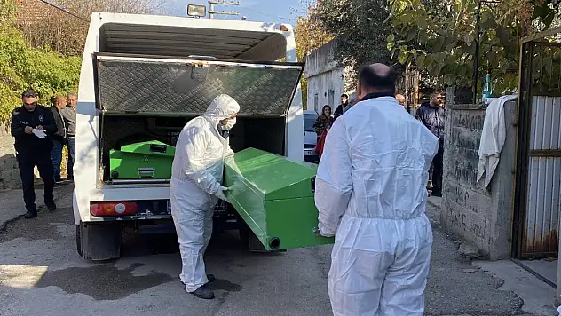 Evde çıkan yangında köpeğiyle öldü