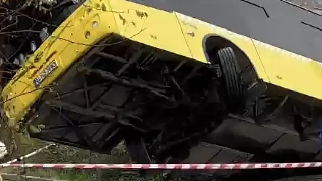 İETT otobüsü evin bahçesine düştü