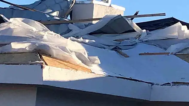 Şiddetli rüzgar çatıları uçurdu