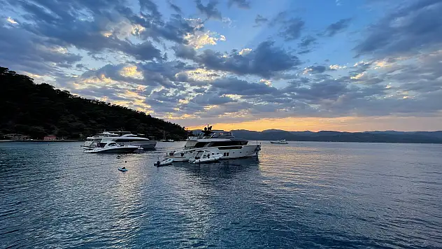 Motoryat ile VIP Deneyim: En İyi Rotaları ve Tatil İpuçları