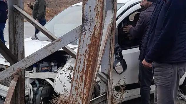 Konya'da iki hafif ticari araç çarpıştı: 1'i bebek 4 yaralı