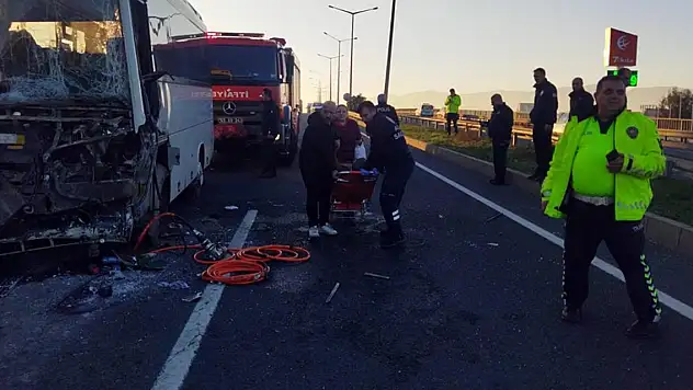 Manisa'da servis midibüsü ile TIR çarpıştı: 22 işçi yaralı