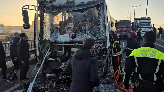 Manisa'da işçi servisi tıra çarptı: 22 yaralı