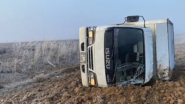 Konya'da sisli hava kazaya neden oldu, kamyonet devrildi