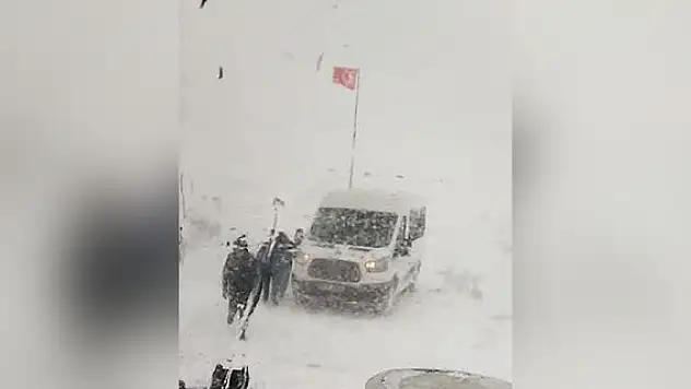 Ardahan'da yoğun kar: Öğrenci servisi yolda mahsur kaldı