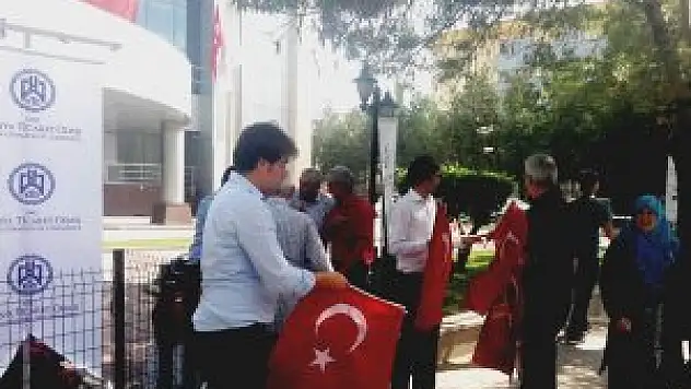 KTO 10 bin Türk bayrağı dağıttı