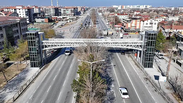 Konya'da ağır hasarlı yaya üst geçidi yeniden hizmete açıldı