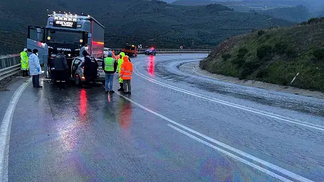 Bursa'da tır ile otomobil kafa kafaya çarpıştı: 1 ölü, 2 yaralı