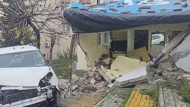 İstanbul'da hafif ticari araç eve girdi 3 yaralı