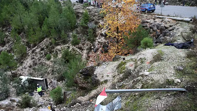 Kamyonet 25 metre yuvarlandı: 1 ölü, 1 yaralı