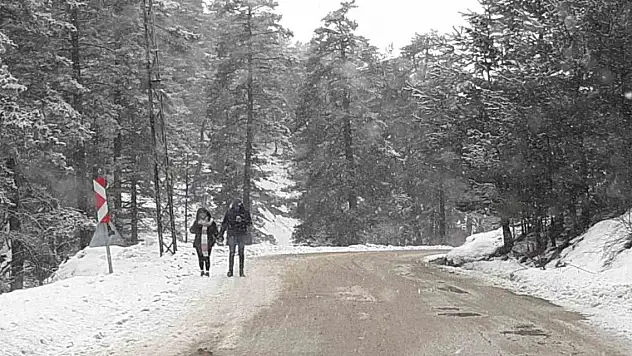 Türkiye'nin ünlü parkında kar yağışı başladı