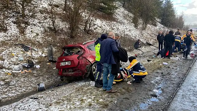 Otoyolda iki otomobil çarpıştı: 1 ölü, 3 yaralı