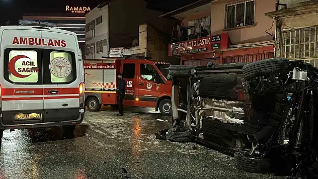 Uşak'ta otomobille çarpışan cip elektrik panosuna çarpıp devrildi: 2 yaralı