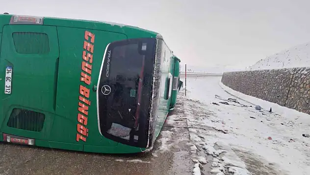 Bingöl'de yolcu otobüsü devrildi: 2 ölü, 16 yaralı