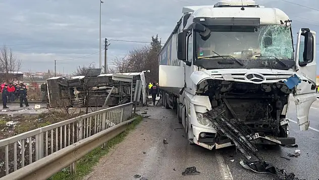 Balıkesir'de okul servisi ile tır çarpıştı: 8'i ağır 26 kişi yaralandı