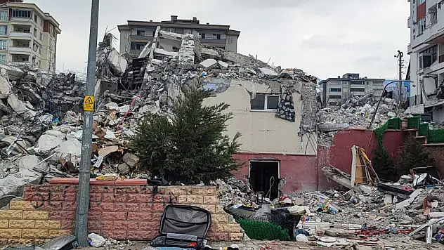 Depremde 44 kişinin öldüğü site ile ilgili 2 kamu görevlisine istenen ceza belli oldu