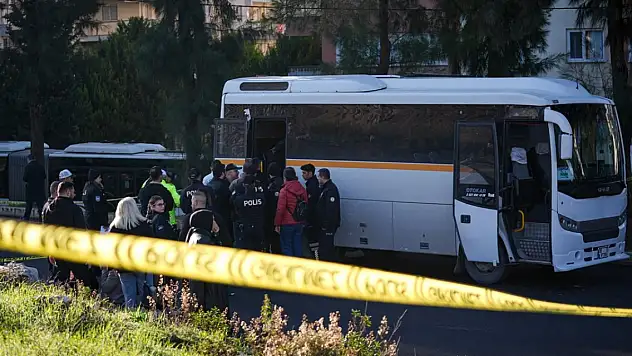 İzmir'de tıra çarpan okul servisindeki öğrencilerden 1'i öldü, 1'i yaralandı