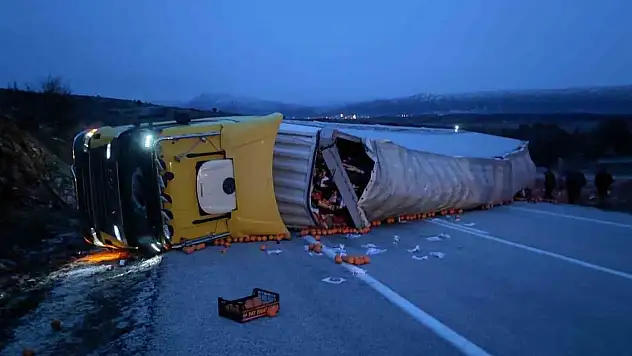 Konya'da meyve yüklü tır devrildi, yol ulaşıma kapandı