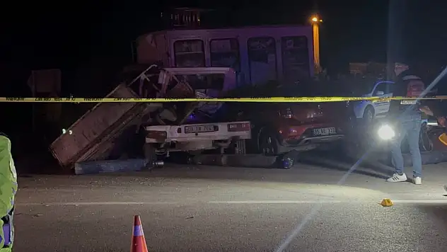 İzmir'de 3 araç kazaya karıştı anne ve oğlu öldü, 3'ü ağır 4 yaralı