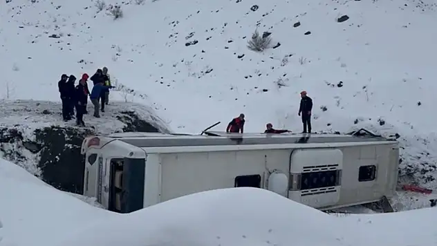 Son Dakika! Erzincan-Sivas karayolunda yolcu otobüsü şarampole yuvarlandı