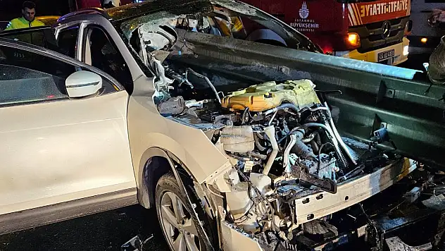 İstanbul Beylikdüzü'nde bariyer otomobile ok gibi saplandı: 1 ölü, 2 yaralı