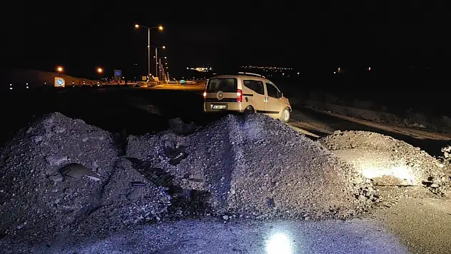 Konya'daki aracı kum yığını pert etti