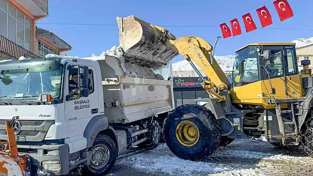 Kar yığınları ilçe dışına taşınıyor