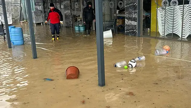 Sağanak ve fırtına ev ve iş yerlerini su bastı