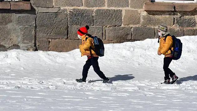 Uşak'ta kar nedeniyle okullar tatil edildi