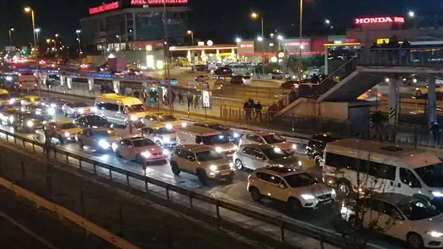 İstanbul'da okul çıkış saatlerine yılbaşı düzenlemesi