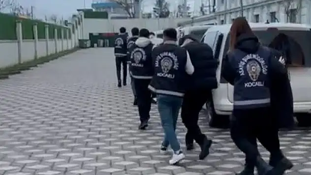 Kendilerini polis ve savcı olarak tanıtıp 3 milyon TL dolandırdılar