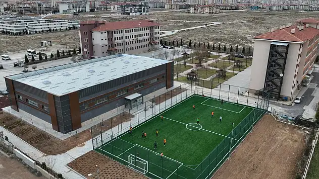 Konya'daki liseye yeni spor salonu
